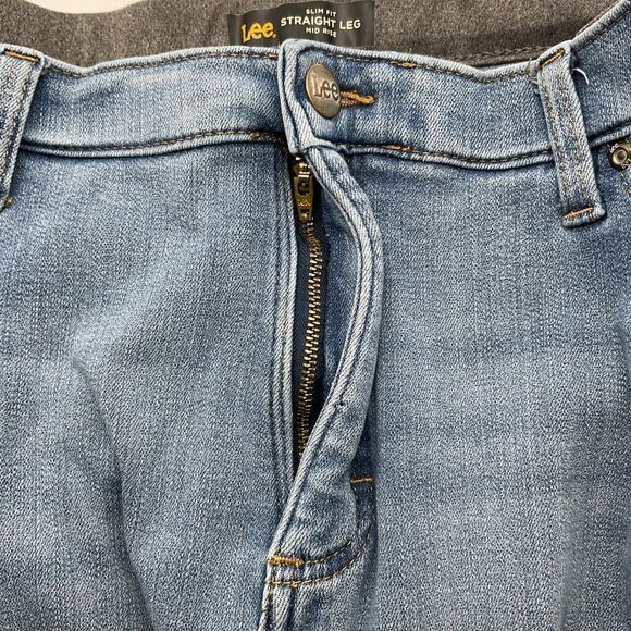 Lee Women's Slim Fit Straight Leg Jeans Mid Rise Size 18M Light Wash - Picture 8 of 10